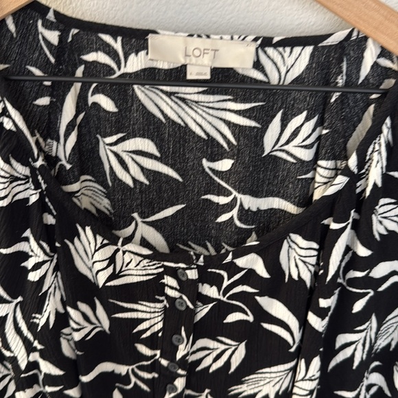 LOFT TOP IN BLACK AND WHITE LEAF PRINT ROUND NECK WITH 5 BUTTONS AT TOP 3/4 SLV - Picture 3 of 9